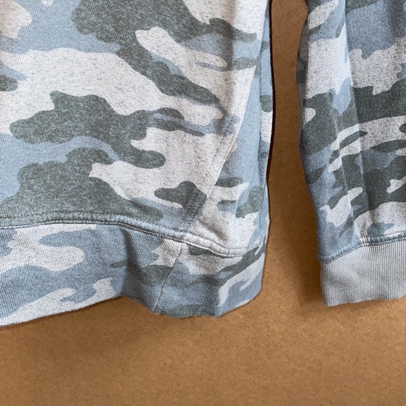 Universal Threads Camo Sweatshirt. Size: Large - Picture 6 of 7